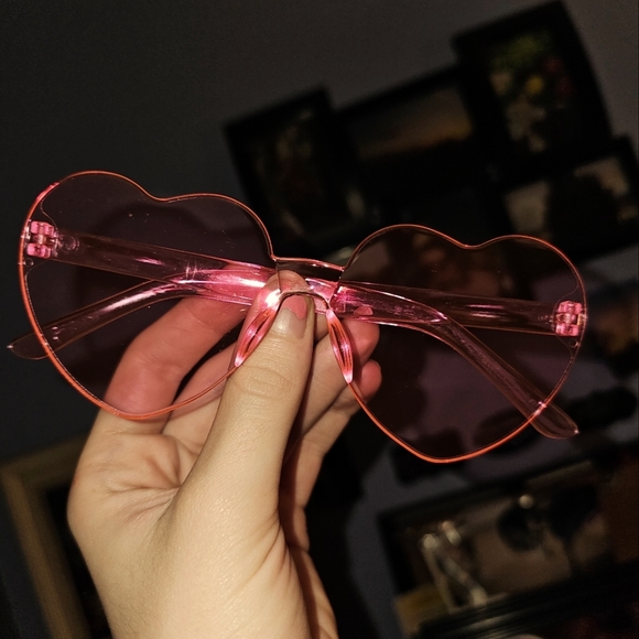 Heart-shaped pink sunglasses - Picture 3 of 4